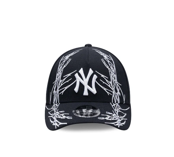 MLB New York Yankees Team White Vine Embroidery Design / Era Black Adjustable Baseball Cap