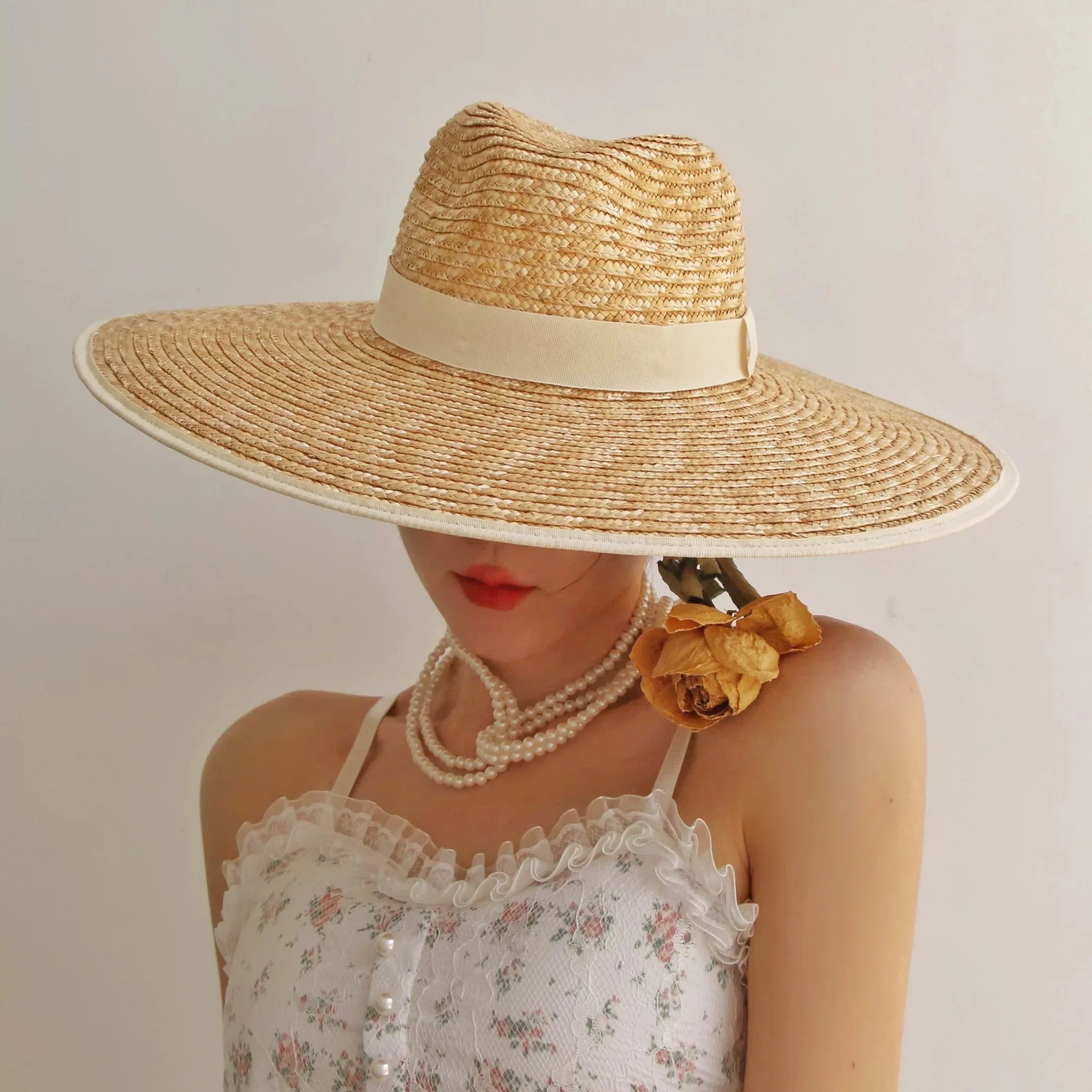 Ladies Sun Fedora Hats Hepburn hat Shiny Straw Hat European American Retro Gold Braided Female Sunshade Flat Sequins Hat